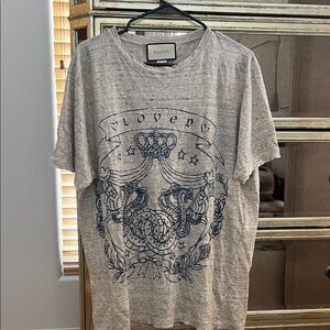 Gucci Gray T-Shirt with Blue Design new without tags